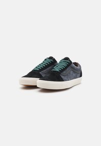 Black and gray suede sneakers with textured surface, green laces, and white rubber soles. Features classic low-top design and side stripe detail.