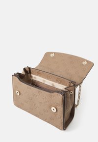 Guess CRESIDIA XBODY FLAP - Keresztpántos táska - dark taupe