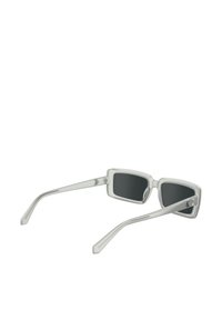 Ochelari de soare cu ramă transparentă și lentile rectangulare. Lentile întunecate, brațe elegante cu un logo subtil, design geometric modern.