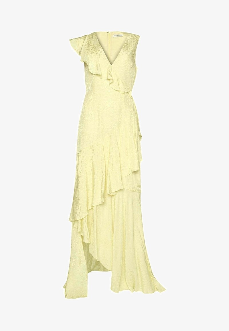 Robe sans manches jaune pâle avec décolleté en V, couches asymétriques à volants, et tissu fluide texturé s'étendant jusqu'à un ourlet asymétrique haut-bas.