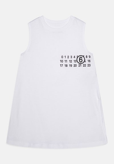Biała sukienka bez rękawów z bawełny, z nadrukowanym wzorem numerycznym i dużą cyfrą '6' z przodu, z rozkloszowanym krojem w literę A.