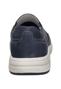 Navyblaue Leder-Sneaker mit strukturiertem Finish, weißer Gummisohle und Kontrastnähten. Verfügt über Belüftungsöffnungen und einen gepolsterten Kragen.