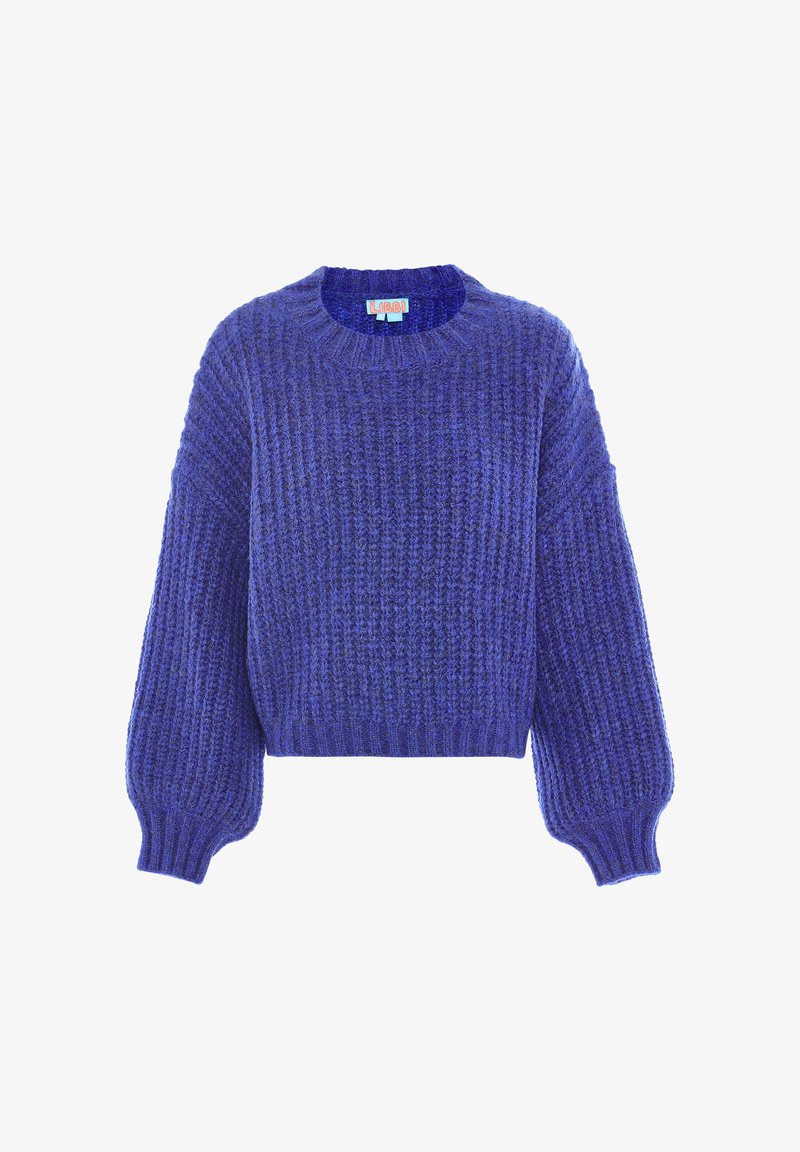 Lila gestrickter Pullover mit gerippter Textur, rundem Ausschnitt und Ballonärmel; hat ein cropped Design und ein Etikett am Hals.