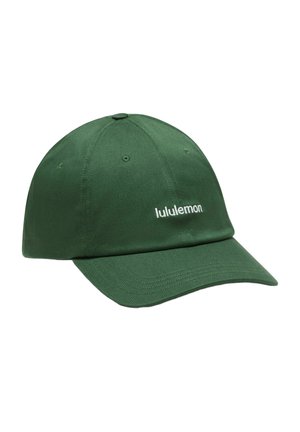 Dunkelgrüne Baseballkappe mit gebogenem Schirm und weißem "lululemon"-Logo, das auf das Vorderpanel gestickt ist.