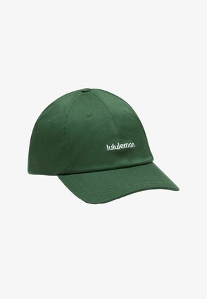 Dunkelgrüne Baseballkappe mit gebogenem Schirm und weißem "lululemon"-Logo, das auf das Vorderpanel gestickt ist.