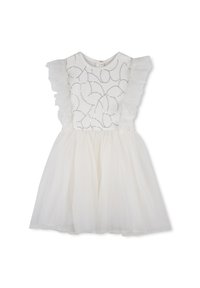 Άσπρο φόρεμα με βολάν στους ώμους, διακοσμημένο κορσέ με σχέδια από ασημένια κλωστή και πολύστιχη φούστα από τούλι.