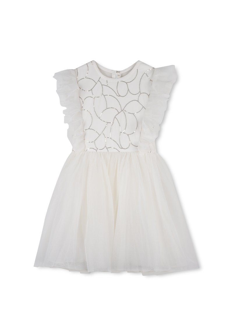 Άσπρο φόρεμα με βολάν στους ώμους, διακοσμημένο κορσέ με σχέδια από ασημένια κλωστή και πολύστιχη φούστα από τούλι.