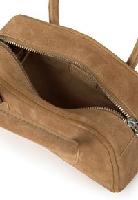 Bolso de ante marrón con cremallera plateada parcialmente abierta, mostrando el interior vacío y las asas de ante a juego.