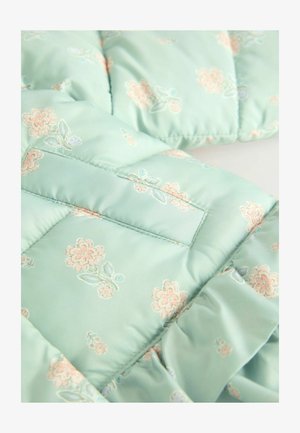 Lengvas, mėtų žaliai užsegamas audinys su rožių raštais rožinės ir baltos spalvos. Turi minkštą tekstūrą ir surinktą kraštą.