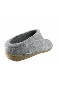 Grå filt hjemmesko med en afrundet form, blød tekstur og en beige lædersål. Bemærkelsesværdig syning langs sålens kant.