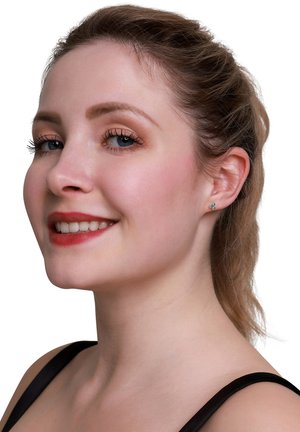 Boucles d'oreilles en argent avec un motif floral, ornées de petites pierres précieuses, sur un fond clair vue de profil.