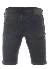 Shorts de mezclilla gris oscuro con puños enrollados, que cuentan con una cinturilla con una etiqueta negra, dos bolsillos traseros y una textura lisa.