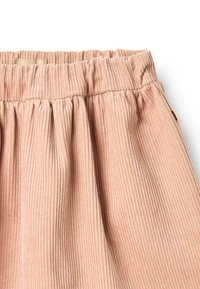 Gonna in corduroy rosa con vita elastica arricciata e strisce testurizzate. Il tessuto ha un aspetto morbido e a coste.