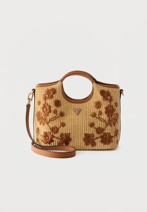 Vævet beige håndtaske med brune blomsterbroderier, runde håndtag, aftagelig brun skulderrem og Guess-logo foran i midten.