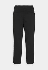 Pantaloni neri realizzati in un tessuto liscio, con un taglio dritto classico, tasche posteriori e un design minimalista senza decorazioni visibili.