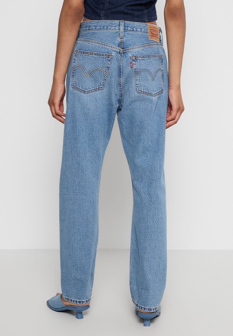 Jeans in denim blu chiaro, design a gamba dritta, cuciture visibili, due tasche posteriori con un distintivo etichetta Levi’s sopra.