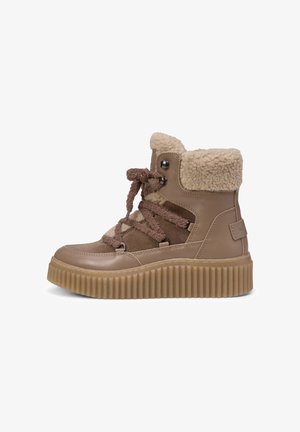 Brązowe botki za kostkę z kołnierzem z futerka ekologicznego, sznurowane, z gumową podeszwą i teksturowanym środkiem podeszwy. Posiadają metalowe przelotki i boczne zdobienia.