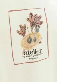 Hvid T-shirt med grafiktryk i pink nuancer og cirkulært design, der viser redskaber og teksten "atelier THE FIVE * BOROUGHS Originals".