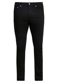 Svart slim-fit jeans med frontknapp och dragkedjestängning, femficksdesign och detaljer i silvernitar på en vit bakgrund.