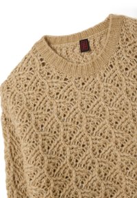 Beige gebreide trui met een gestructureerd, open steekpatroon, een ronde halslijn en een geribde zoom. Etiket zichtbaar bij de hals.