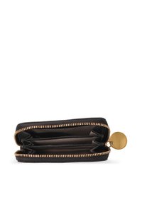 Cartera negra con cremallera y herrajes dorados. El interior cuenta con tres compartimentos y una etiqueta circular. Está hecha de un material texturizado.