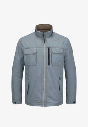 Hellblaue Jacke aus leichtem Stoff, mit hohem Kragen, zwei Brusttaschen und einem vorderen Reißverschluss mit schwarzen Akzenten.