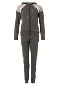 Survêtement Adidas gris foncé avec sweat à capuche zippé, accents gris clair et rose, cordons de serrage et pantalon de jogging assorti avec logo sur la poitrine et la cuisse.