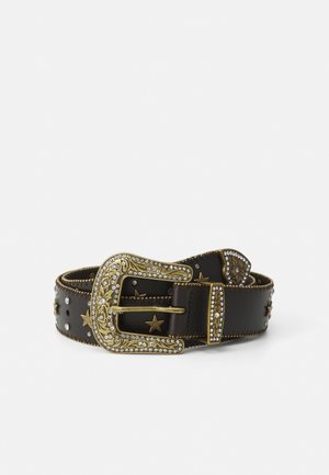 Ceinture en cuir marron avec une grande boucle en or ornée de strass et d'accents en forme d'étoile, mettant en valeur une surface texturée et des coutures décoratives.