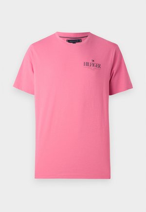 Rosa Baumwoll-T-Shirt mit kurzen Ärmeln und Rundhalsausschnitt. Verfügt über einen marineblauen Logo-Text "HILFIGER" und dekorative Akzente auf der Brust.