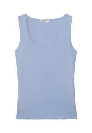 Hellblaues ärmelloses Rippstrick-Top mit rundem Ausschnitt und kleinem Markenetikett am Krageninnenseite.
