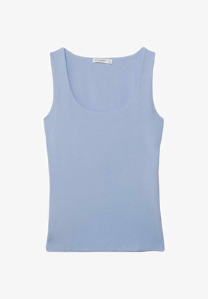 Světle modrý žebrovaný tílko bez rukávů s výstřihem do písmene U a malou značkovou nášivkou uvnitř límce.