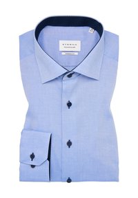 Camicia da uomo in cotone azzurro chiaro con vestibilità moderna, dotata di colletto interno a pois blu navy, bottoni scuri e polsini singoli.
