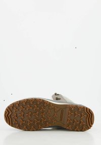 Lowa Wanderstiefel mit brauner Gummisohle, die ein Zickzackprofil aufweist, grauem Textil-Obermaterial und Metallösen für die Schnürsenkel.