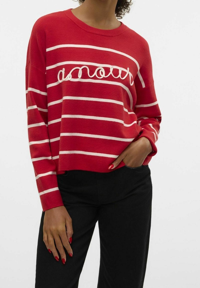 Pull rouge à rayures avec des rayures blanches horizontales, arborant un motif "amour" brodé sur le devant. Tissu doux, coupe décontractée, manches longues.