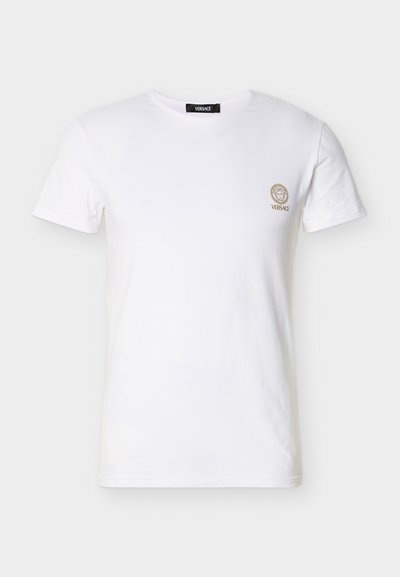 Wit katoenen T-shirt met een ronde hals, korte mouwen en een goud geborduurd Versace-logo op de linkerborst.