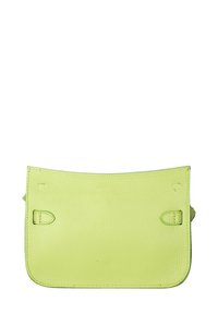 Borsa a tracolla in pelle verde lime con una texture liscia, dotata di due patte regolabili e dettagli di cucitura sottili.