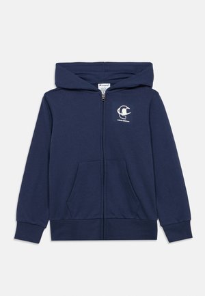 Felpa con cappuccio blu navy con zip, tasche frontali, cappuccio e logo bianco Champion sul petto a sinistra, mostrata su sfondo bianco.