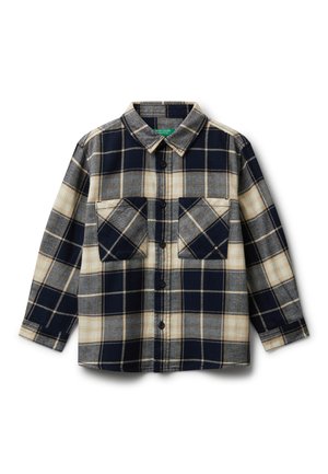 Camisa de botones de manga larga con un patrón de cuadros en azul marino, beige y crema, que presenta dos bolsillos en el pecho delanteros.