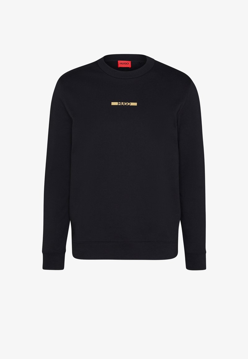 Sweat-shirt noir à manches longues col rond avec logo doré "HUGO" centré sur la poitrine et étiquette intérieure rouge au niveau du cou.