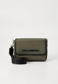 Borsa a tracolla rettangolare verde oliva con rifiniture nere, tracolla nera regolabile e "KARL LAGERFELD" impresso sulla pattina frontale.