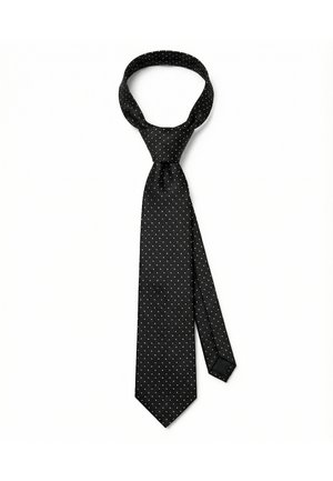 Sort slips med hvide polkaprikker bundet i en knude, lagt fladt på en hvid baggrund.