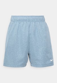 Pantalones cortos deportivos de color azul claro, fabricados en un tejido texturizado, con una banda elástica en la cintura y un pequeño logo de Nike en blanco en la parte inferior izquierda.