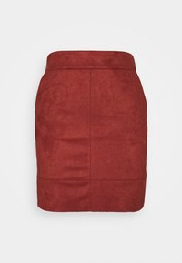 Gonna mini in suede rossa dalla vestibilità aderente, con linee pulite e una texture liscia, senza hardware o motivi visibili.
