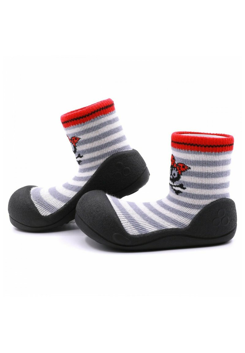 Calcetines rayados en gris y blanco con una parte superior roja, que presentan un diseño de calavera y lazo, unidos a una suela de goma negra para durabilidad.