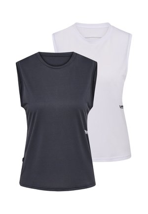 Twee mouwloze sporttops, één zwarte vooraan en één witte achteraan, beide met een ronde halslijn en een klein logo aan de onderkant aan de zijkant.