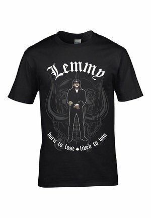 Camiseta de algodón negra con un estampado gráfico de una figura vestida de negro, con el texto "Lemmy" y un patrón circular debajo, acentuado por letras blancas.