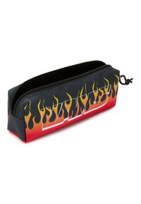 Estuche de lápices hecho de tela duradera con base negra, fondo rojo y diseño de llamas en amarillo y naranja, con cierre superior de cremallera.