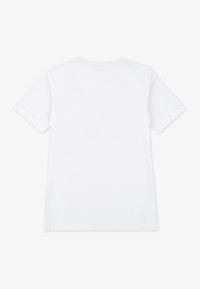 T-shirt in cotone bianco con maniche corte, colletto girocollo e senza stampe o elementi di design visibili. Texture liscia e vestibilità standard.