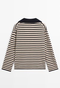 Top a maniche lunghe a righe in crema e blu navy, con collo classico, texture a coste e righe orizzontali sulla schiena.