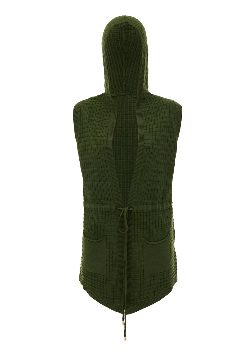 Gilet verde, testurizzato, con cappuccio, apertura frontale, due tasche anteriori e vita con coulisse. Il tessuto presenta un motivo a griglia.